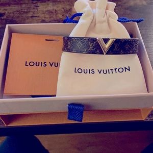 LV- Essential V Bracelet Size 17